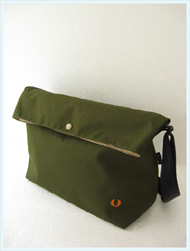 FRED PERRY(フレッドペリー)/コーデュラショルダーバッグ Olive